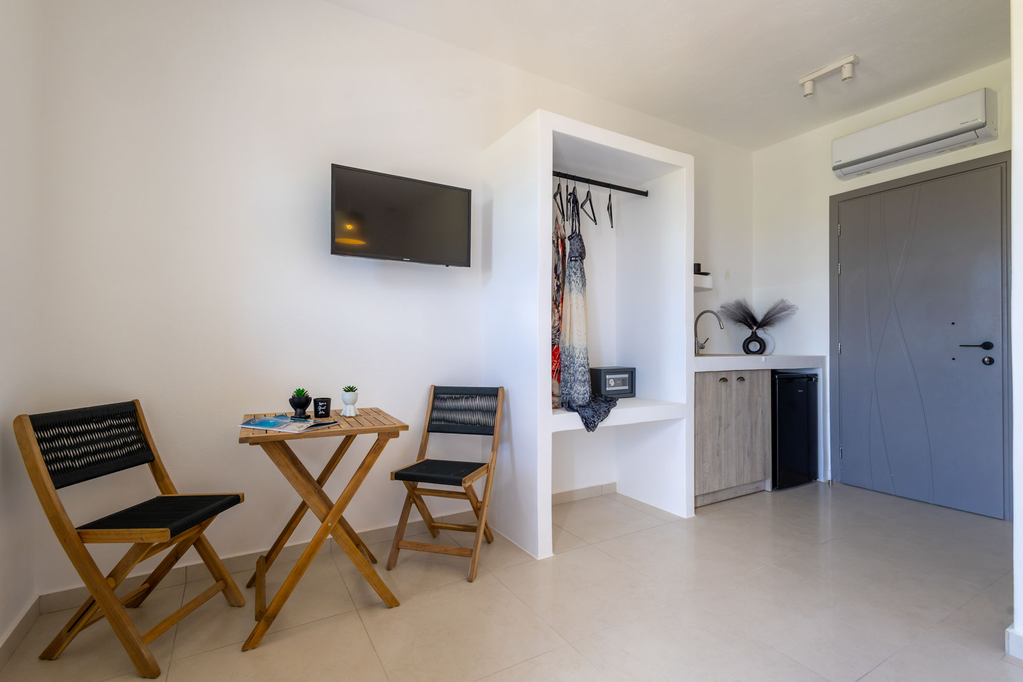 DELUXE DOUBLE ROOM WITH SEA VIEW-100