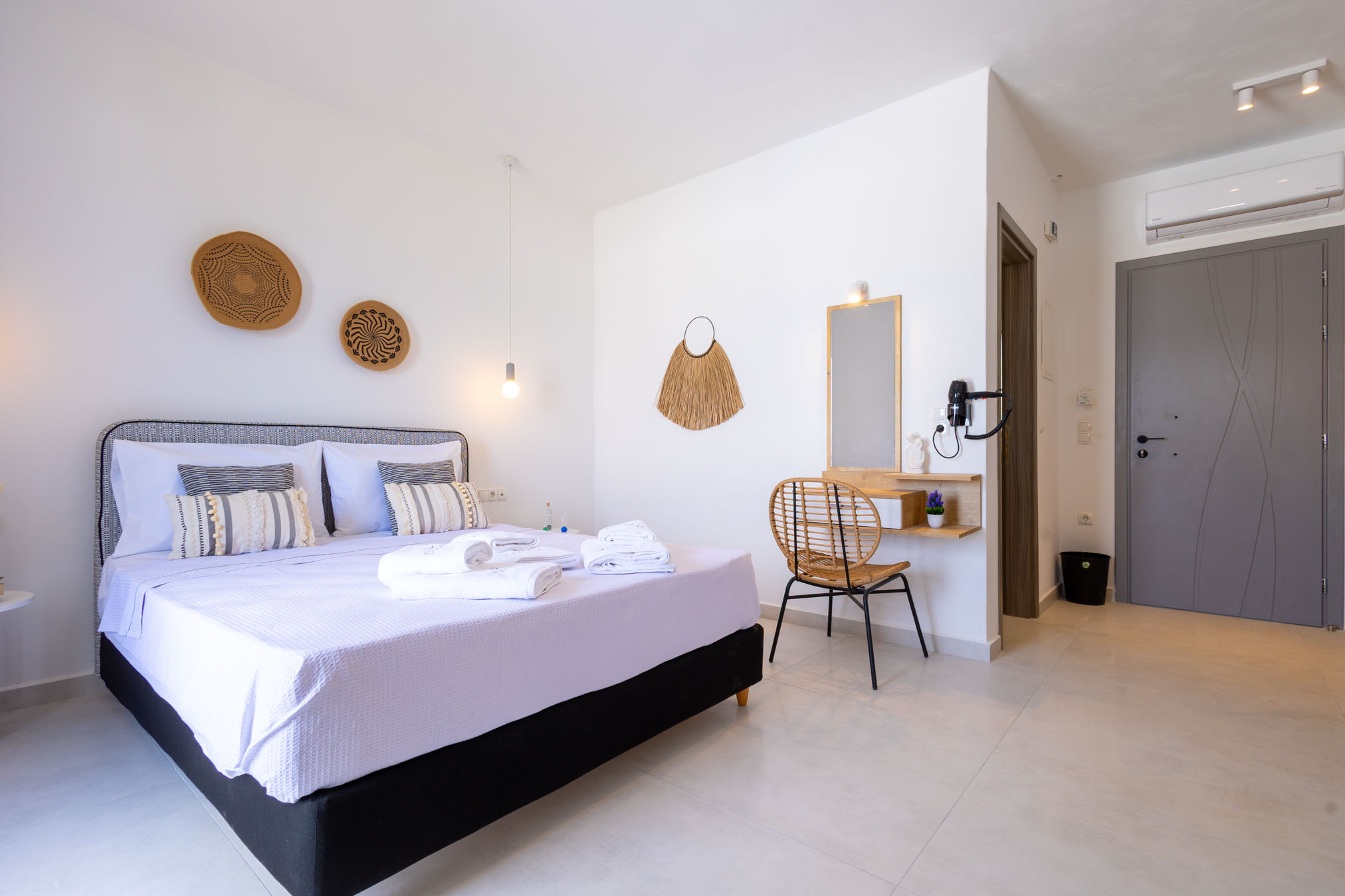 SUPERIOR TRIPLE ROOM WITH SEA VIEW-25