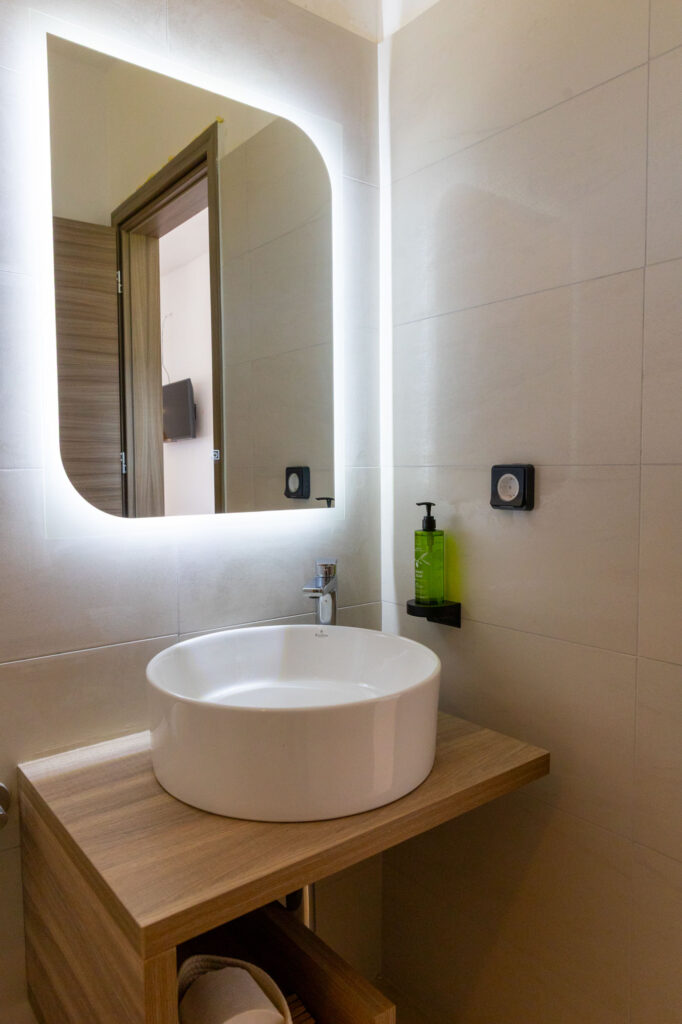 DELUXE DOUBLE ROOM WITH SEA VIEW-055