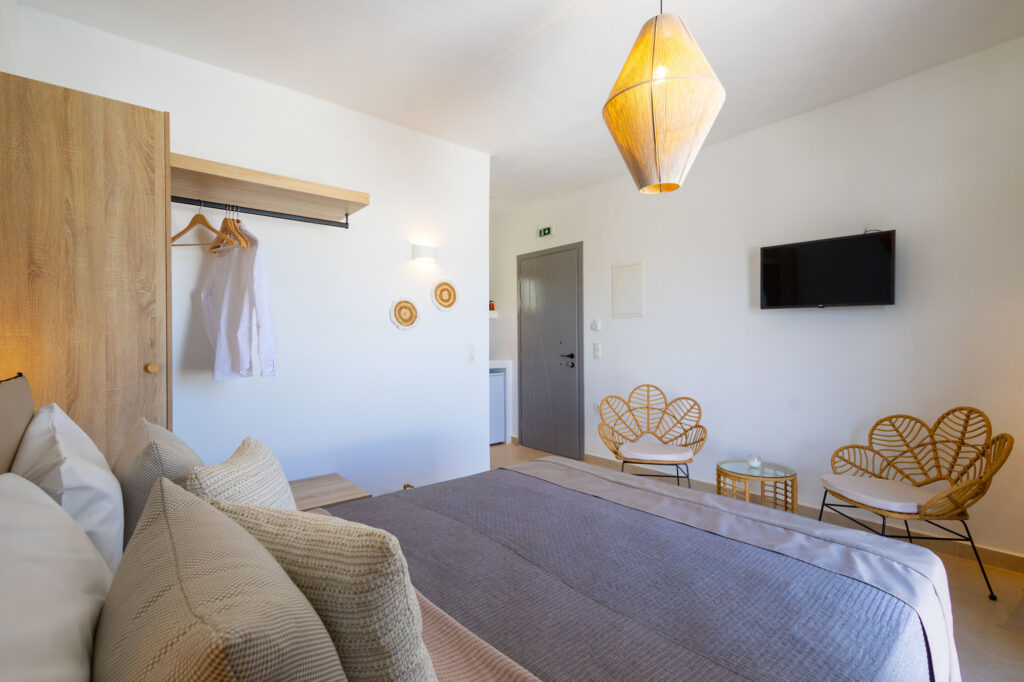 DELUXE DOUBLE ROOM WITH SEA VIEW-070