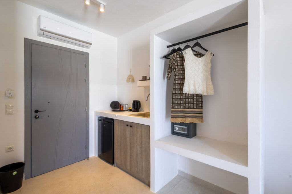 SUPERIOR TRIPLE ROOM WITH SEA VIEW-24
